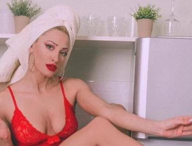 Η Ιωάννα Τούνη φόρεσε το μπικίνι της και «γκρέμισε» την κουζίνα (φώτο)